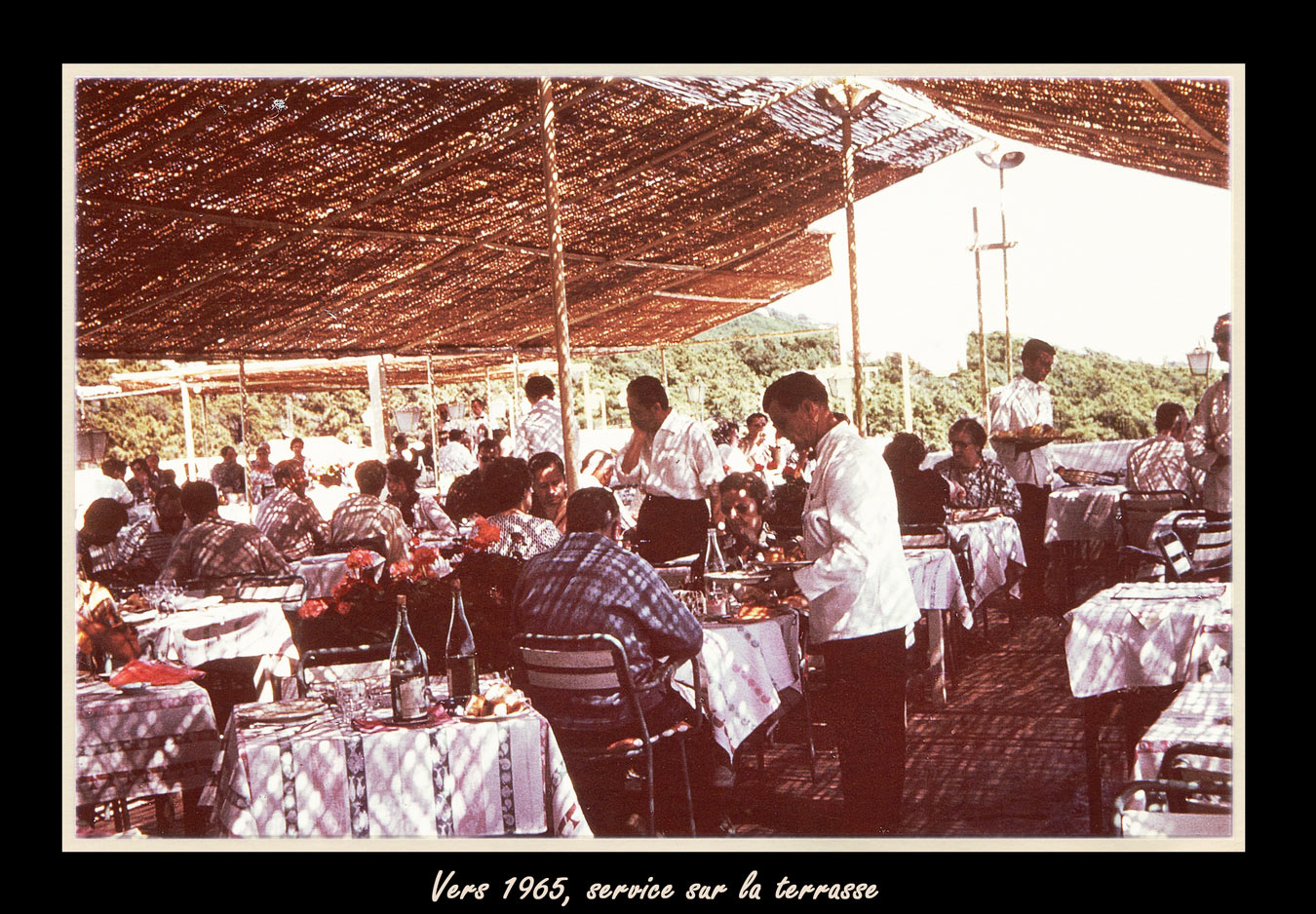 Vers 1965 Service sur la terrasse