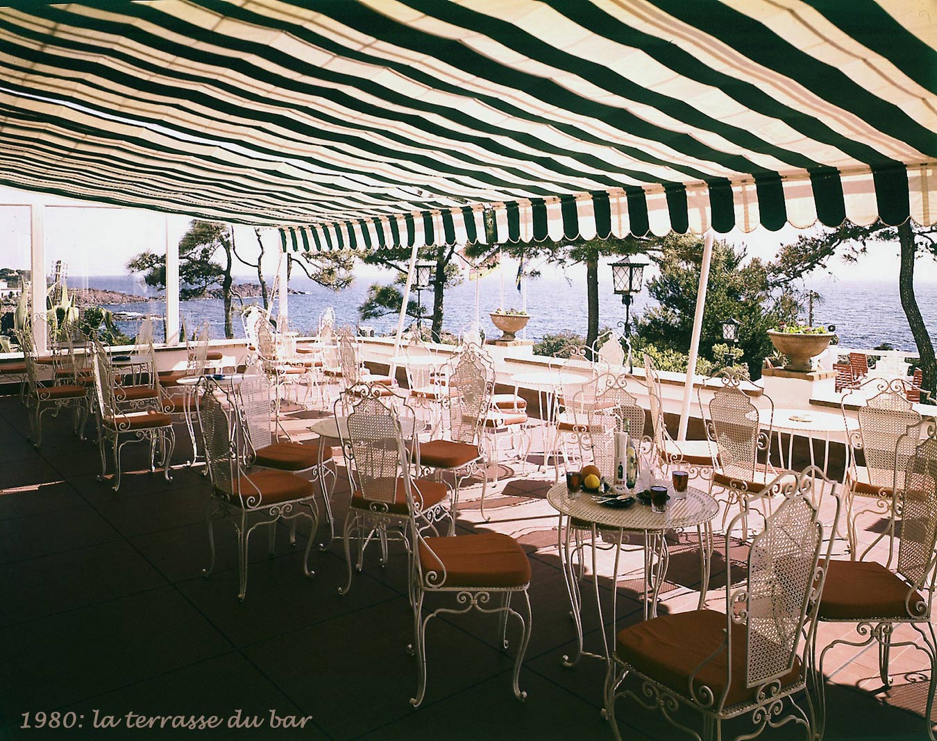 1980 La terrasse du bar